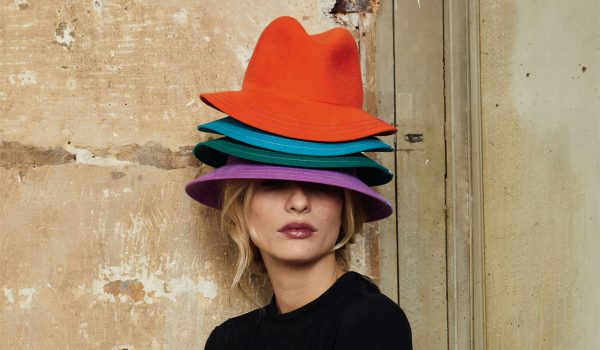 TOO50 news mode cerise sur le chapeau